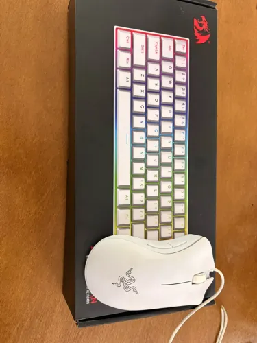 Kit Gamer Branco: Teclado Redragon K630 60% Com Fio + Mouse Razer DeathAdder