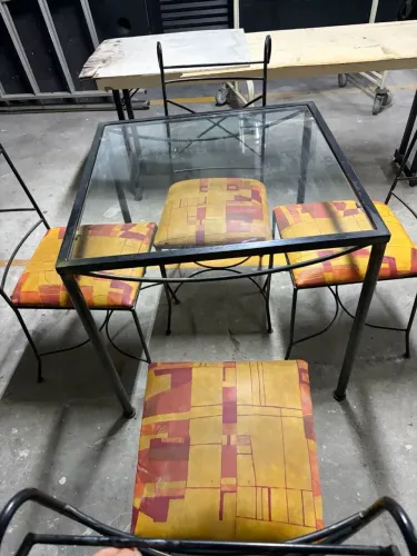 Jogo de mesa com 4 cadeiras tenho 8 jogos disponível