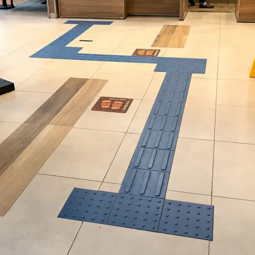 Kit com 140 piso tátil, alerta e direcional 25x25