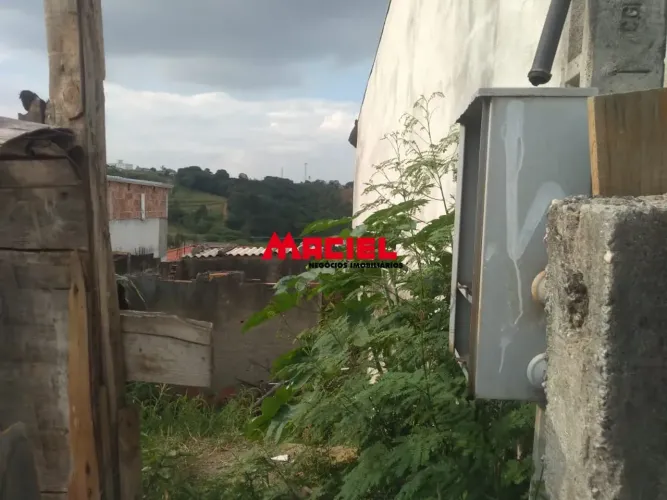 excelente terreno com declive com 6 metros de frente e 22 metros totalizando 132m² em rua 