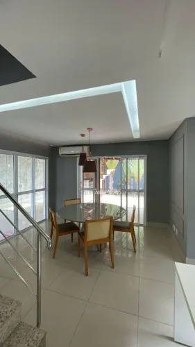 Casa com móveis planejados e área de lazer completa para Aluguel em condomínio fechado |-