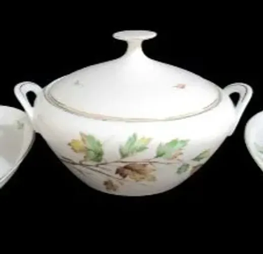 Sopeira confeccionada em porcelana esmaltada  Marca Real Com Pintura De Galhos E Folhagens