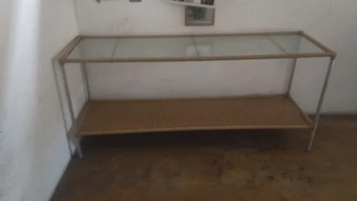 APARADOR / MESA DE VIDRO COM FIBRA TRANÇADA 1,85x60