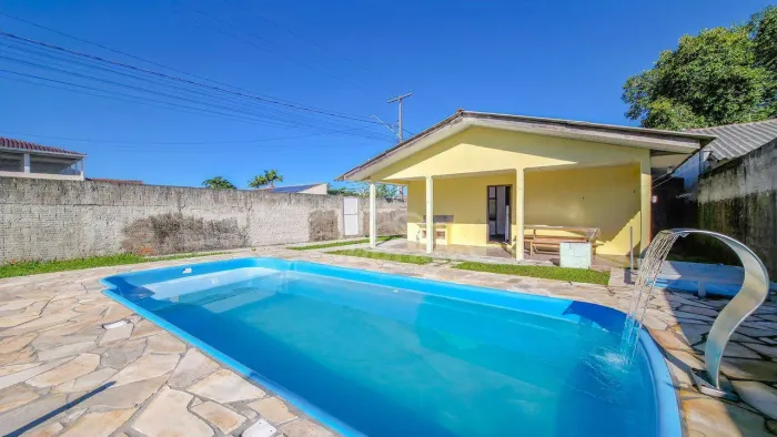 Casa com piscina próxima à Baía de Baía de Guaratuba