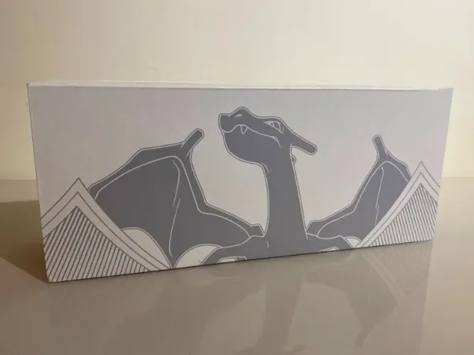 BOX UPC Pokémon Espada e Escudo Charizard
