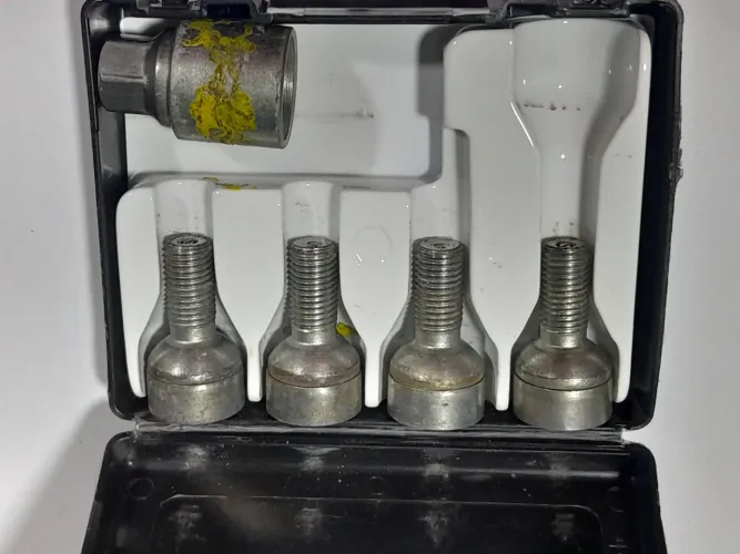 Parafusos antifurto para rodas Linha Volkswagen UP VOYAGE SAVEIRO