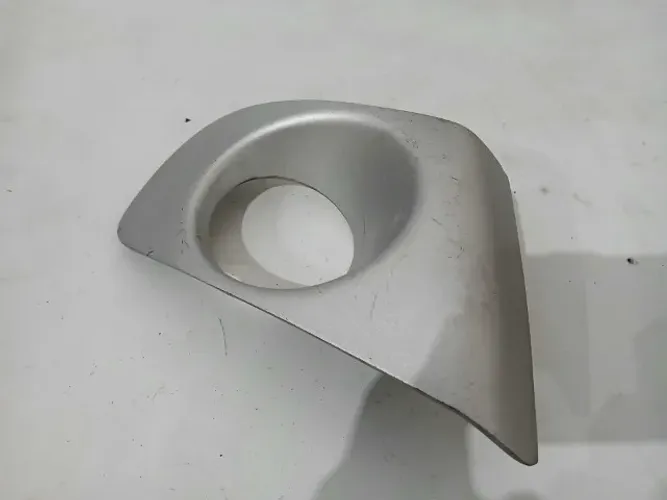 MOLDURA FAROL MILHA ESQUERDO RENAULT SYMBOL 2009/2013