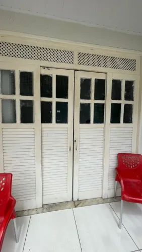 Vendo porta de madeira completa