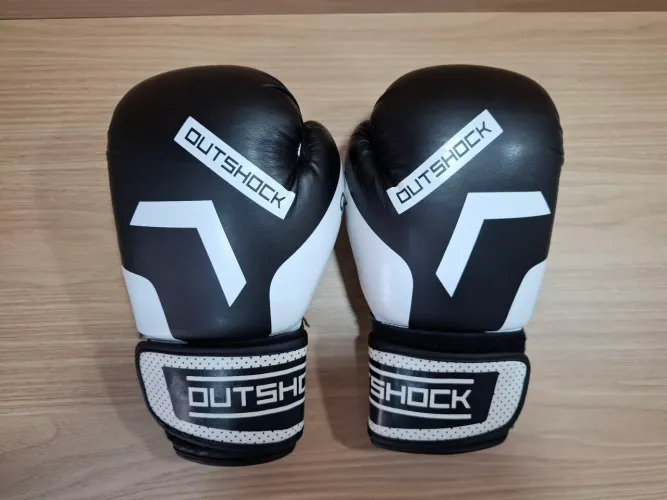 Luva de Muay Thai Outshock 8 Oz + Bandagens