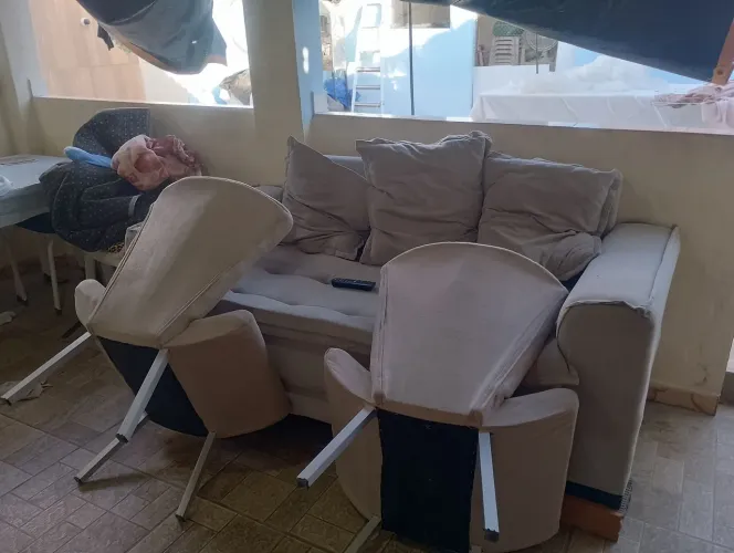 Vendo um conjunto de sofá com 2 poltronas