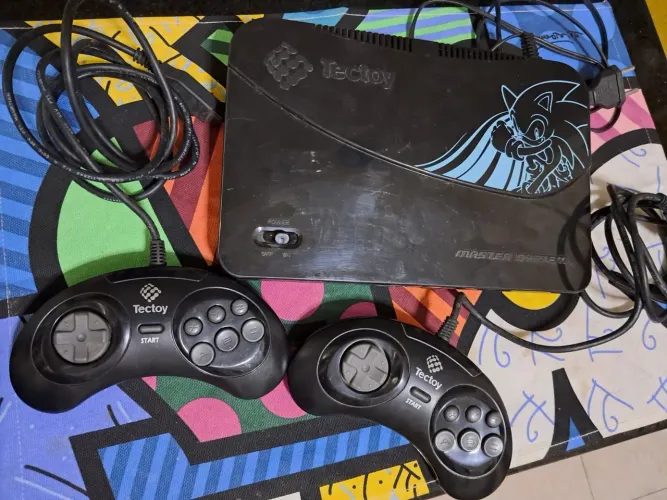 Console Tectoy Master System Evolution preto com dois controles