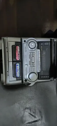 Mini System Aiwa NSX S555 Frontal Com botões e portas dos decks. 