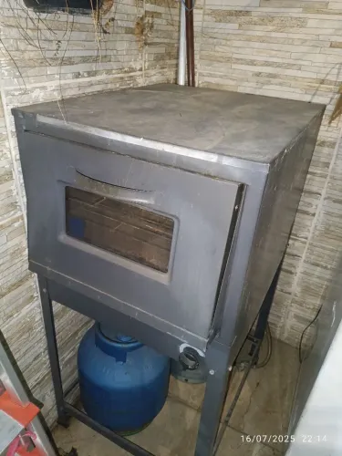 Vendo Fogão industrial a gás. Funciona perfeitamente. Assa até 3 bolos grandes por vez . 