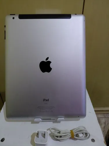 iPad 2 32Gb com entrada para chip. Acompanha capa e carregador e cabo original.