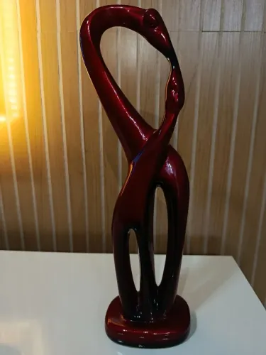 Escultura Decorativa Casal Abstrato 38 cm - Vinho e Preto