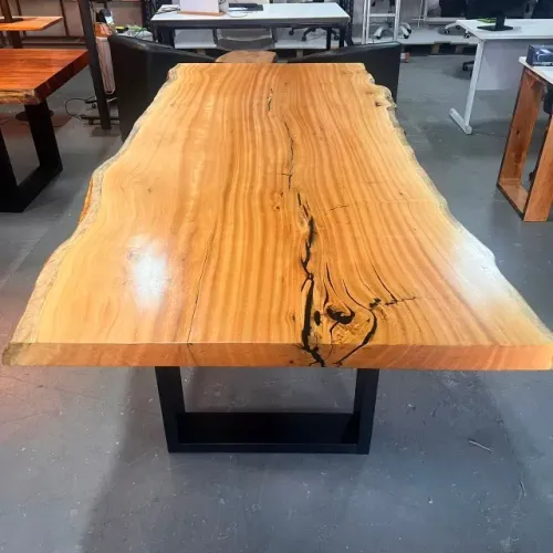 Mesa De Jantar - Madeira Pequia - Borda Orgânica Natural - Verniz Natural - Resina Preta -