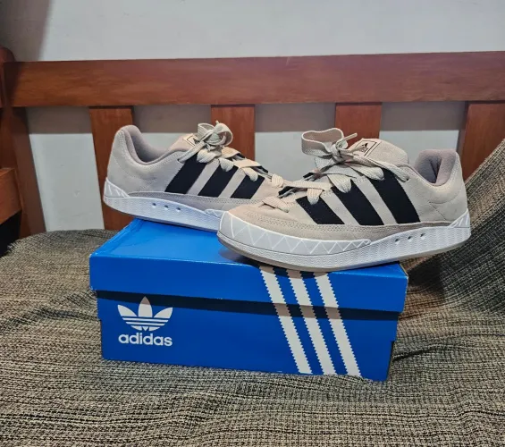 Tênis Adidas Adimatic.