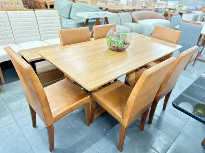 Mesa nova de madeira completa