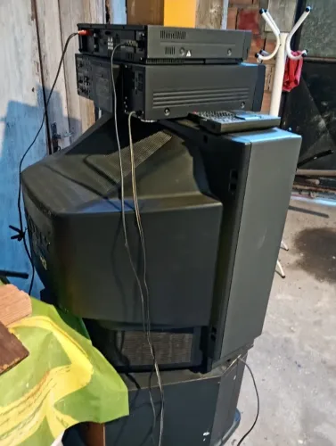 Tv Sony turbo 29 polegadas e mais uma mesinha