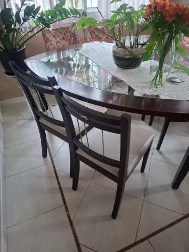 Mesa triângulo com cadeiras 6 lugares com capas