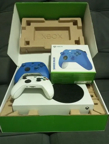 Xbox Séries S + 2 controles originais. Nunca aberto, pouco usado em estado de novo.