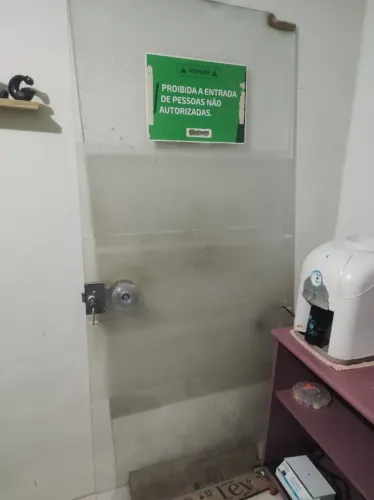 Porta de vidro com fechadura