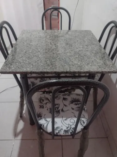 Vendo mesa nova de quatro cadeiras tamanho 75 por 75