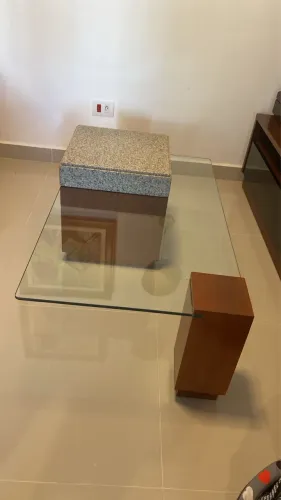 Mesa de madeira e granito 