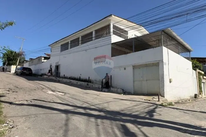 Vendo Casa na avenida principal / 229m² / 4 Quartos - 2 vagas / Ouro Preto - Olinda