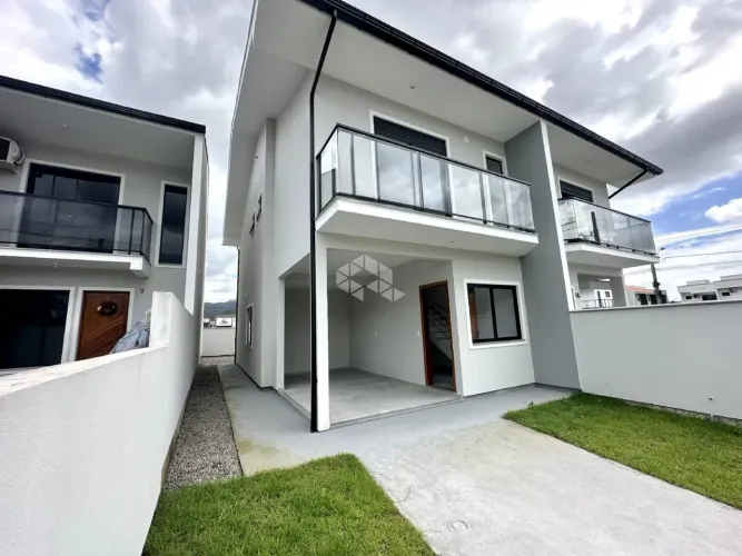 CASA SOBRADO COM 2 DORMITÓRIOS SENDO 1 SUÍTE, EM FORQUILHAS - SC À VENDA