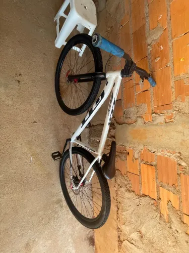 VENDO GTI ARO 29 branca com cubo barulhento