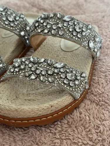 SANDÁLIA PAPETE COM PEDRARIA CRISTAL E JUTA