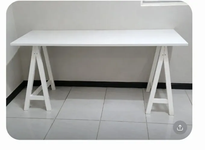 Escrivaninha 1.40x0.60 cm, pés de cavalete. Madeira e MDF.