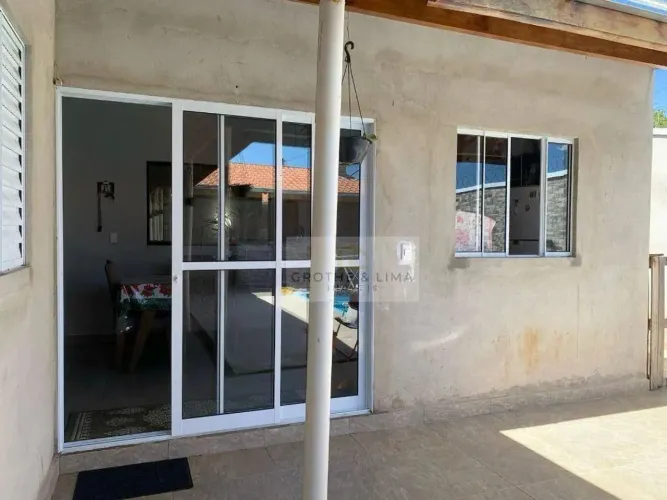 Casa térrea à venda, com 3 quartos (suíte) e piscina, no Residencial Santa Julia SJC