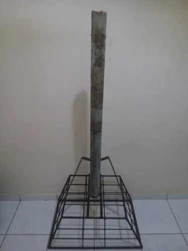 Lixeira de aço com tubo galvanizado.