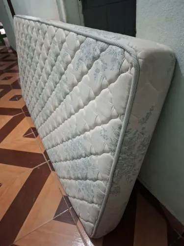 colchão de solteiro ele é de espuma D33 é tem 188 por 88 aceito pix ou dinheiro
