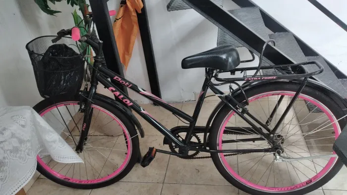 Bicicleta Caloi Poti Aro 26 - Preta e Rosa (Com Cestinha e Bagageiro)