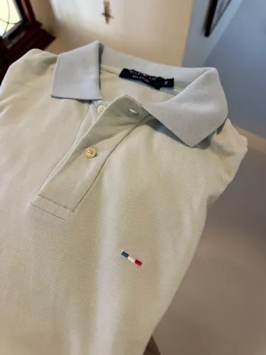 Camisa azul ele era Lui.