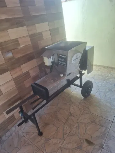 MAQUINA ENSACADORA E COMPACTADORA DE SILAGEM.