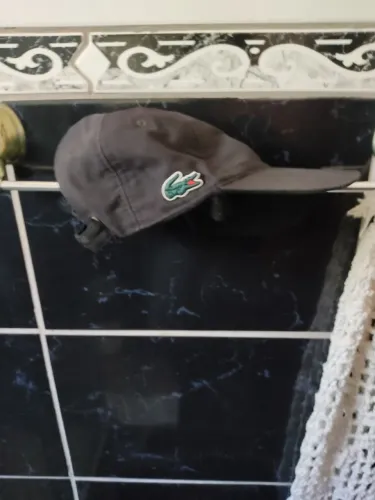 Boné preto da Lacoste primeira linha