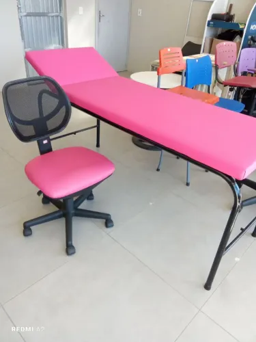 Maca e cadeira rosa