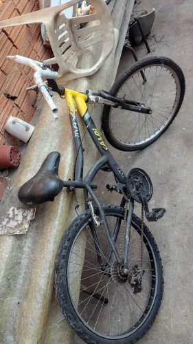 Vende-se essa bicicleta Aro 24, preço barato para sair logo. Aceito troca também 