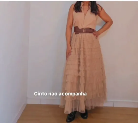 Vendo saia de tule em camadas nude e blusa nude