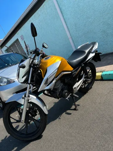 Titan 2022 Dourada