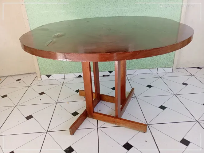 Mesa de madeira sem cadeiras.