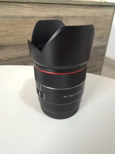 Lente Samyang AF 35mm f/1.8 FE para Sony E-Mount, praticamente nova