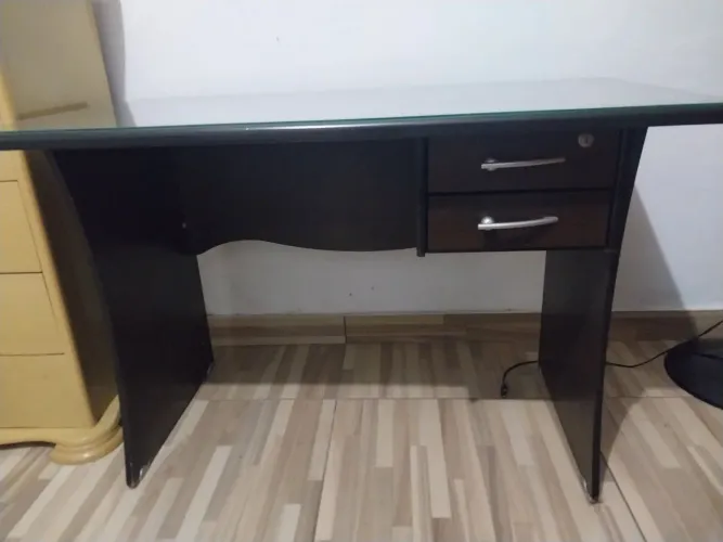 Mesa para escritório com tampo de vidro