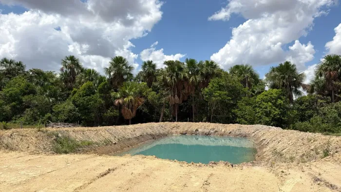 Vende uma área de chacara medindo 1260m², com poço pra criação de peixe.banho limpo.