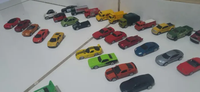 Carrinhos HotWheels e Maisto para colecionador