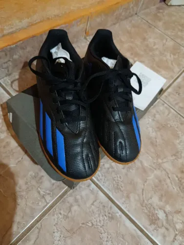 Chuteira esportiva Adidas tamanho 33 nunca usada com nota fiscal NAO ENTREGO 